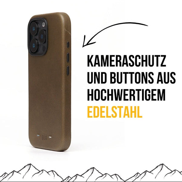 Olive iPhone-16-Hülle mit Buttons aus Edelstahl, dargestellt auf weißem Hintergrund.