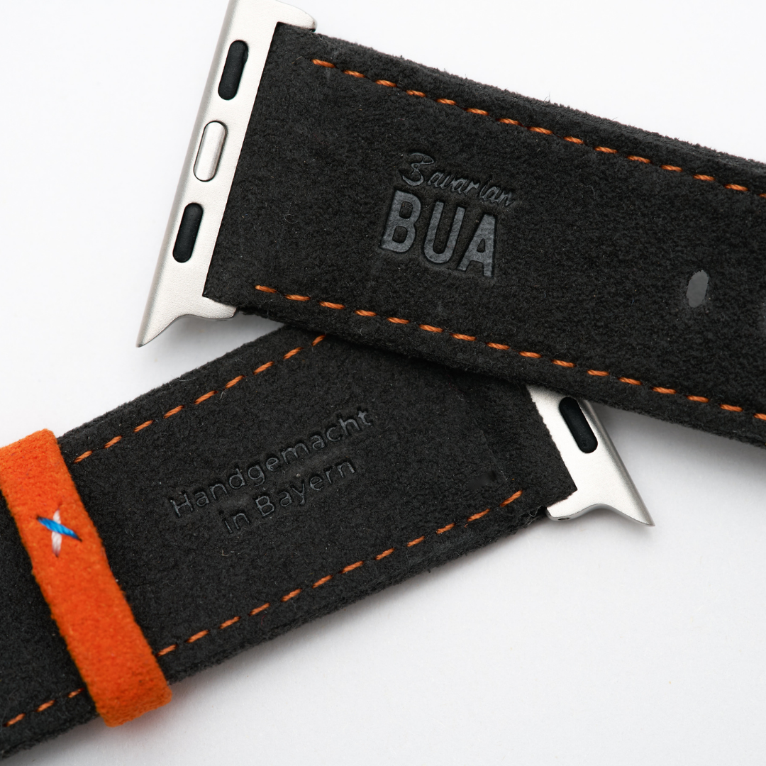 Anthrazites Alcantara Armband für Apple Watch Ultra mit orangefarbenen Nähten, Edelstahl-Adapter und handgemachter Prägung aus Bayern