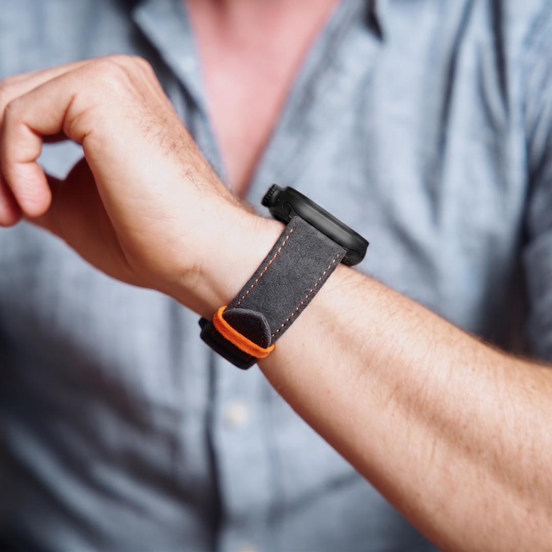 Anthrazit/Oranges Alcantara Armband für Apple Watch Ultra 1–3 mit Edelstahl, handgemacht in Bayern und passendem Handgelenkumfang 17–22,5 cm