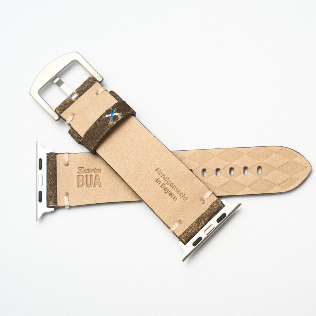 Innenseite des braunen Lederhosenleder-Armbands mit naturfarbener Hardware
