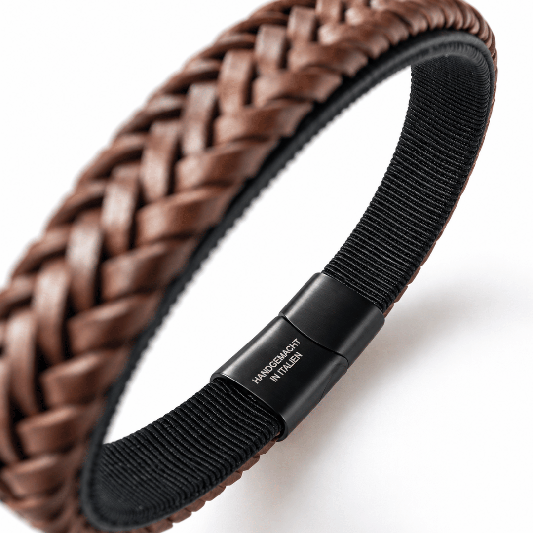 Detail des Bavarian BUA Armbands Flecht in Braun: schwarze Schließe mit der Gravur „HANDGEMACHT IN ITALIEN“.