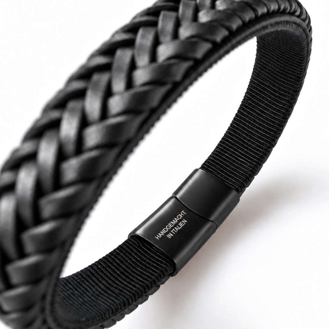 Detail des Bavarian BUA Armbands Flecht in Schwarz: schwarze Schließe mit der Gravur „HANDGEMACHT IN ITALIEN“.