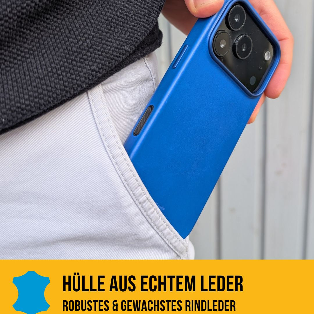 Blaue iPhone 17 Leder-Hülle mit MagSafe in Action