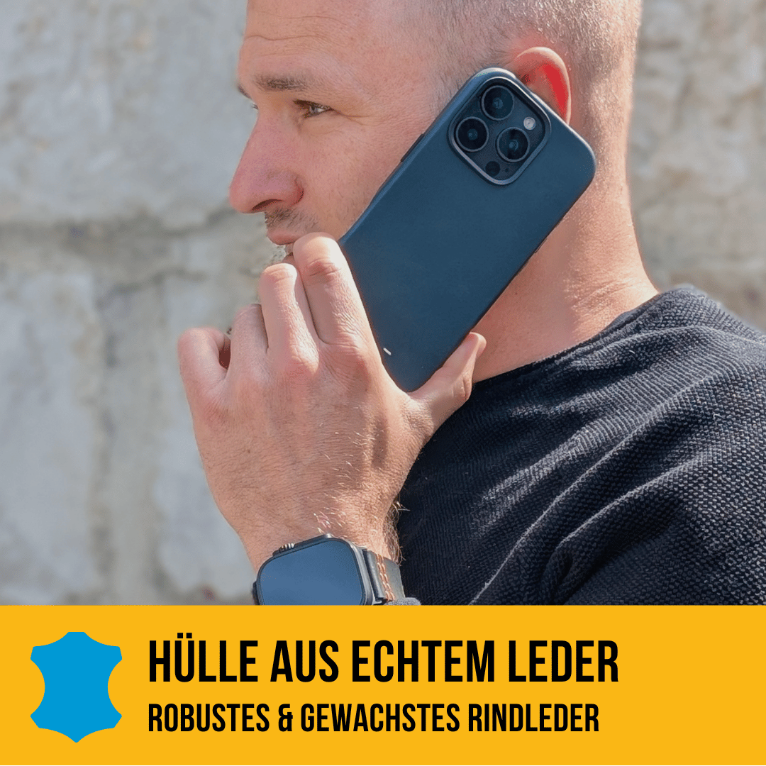 Dunkelblaue iPhone 16 Pro Max Hülle aus echtem Leder in der Hand.