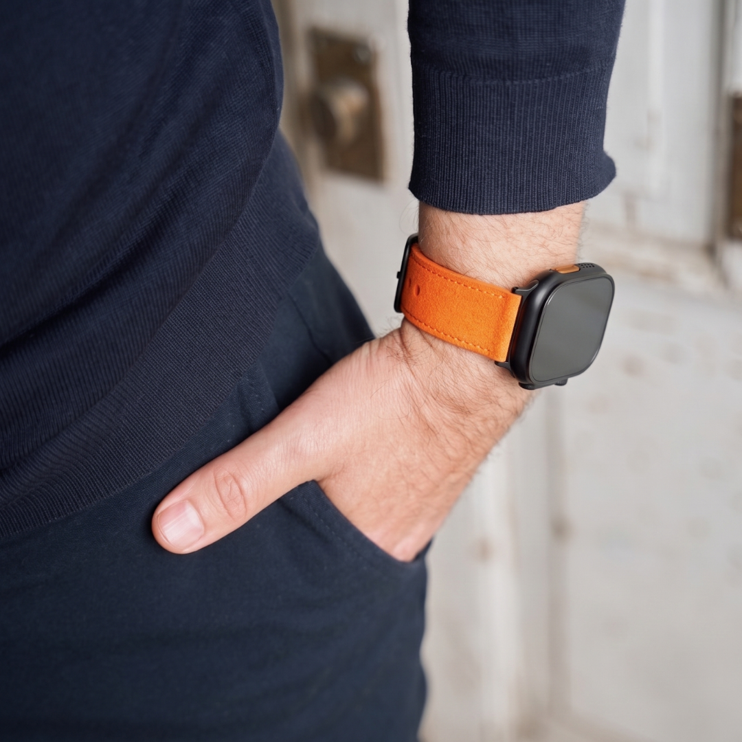 Oranges Alcantara Armband für Apple Watch Ultra am Handgelenk getragen