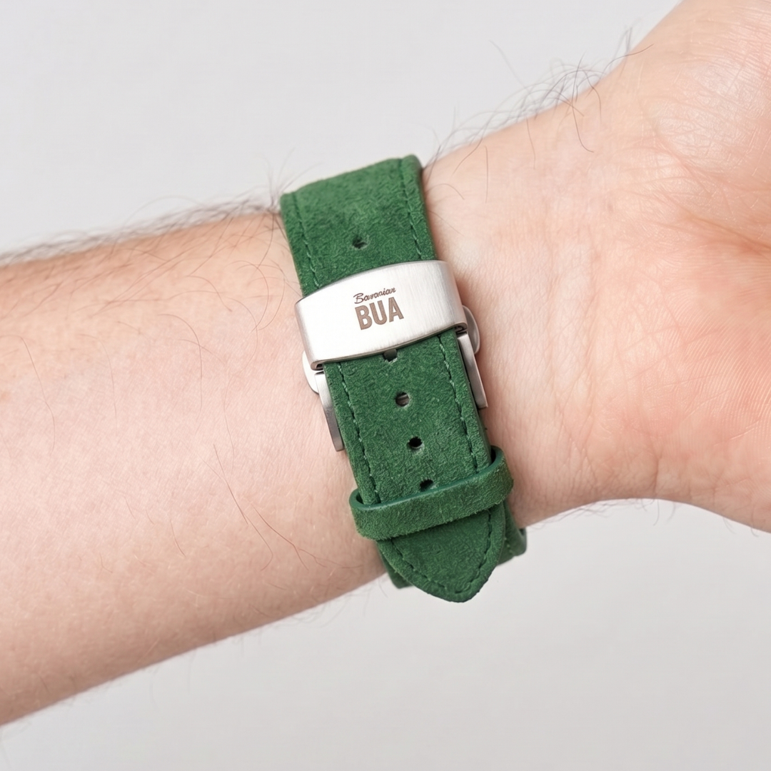 Edelstahl-Faltschließe von Bavarian Bua an einem grünen Alcantara Armband am Handgelenk