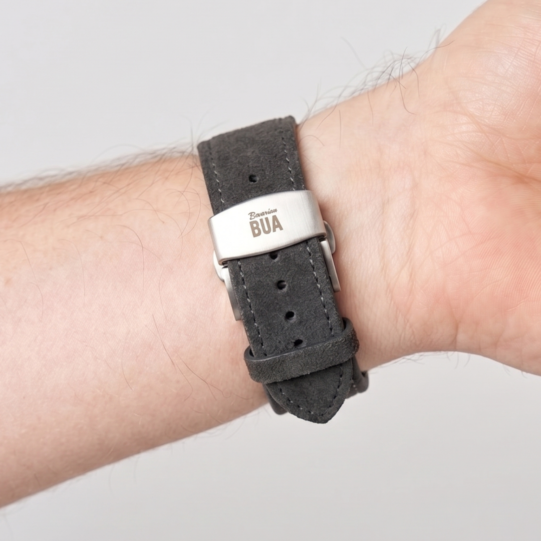 Edelstahl-Faltschließe von Bavarian Bua an einem Alcantara Armband am Handgelenk
