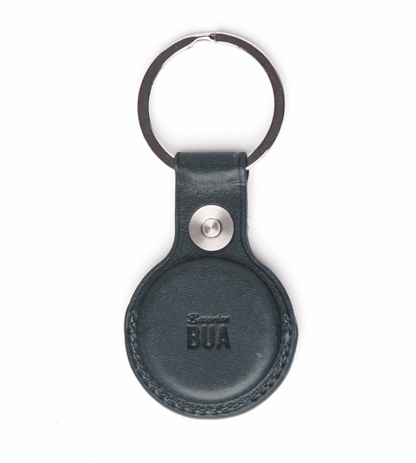 Airtag Hülle in blauen Leder, dargestellt auf weißem Hintergrund.