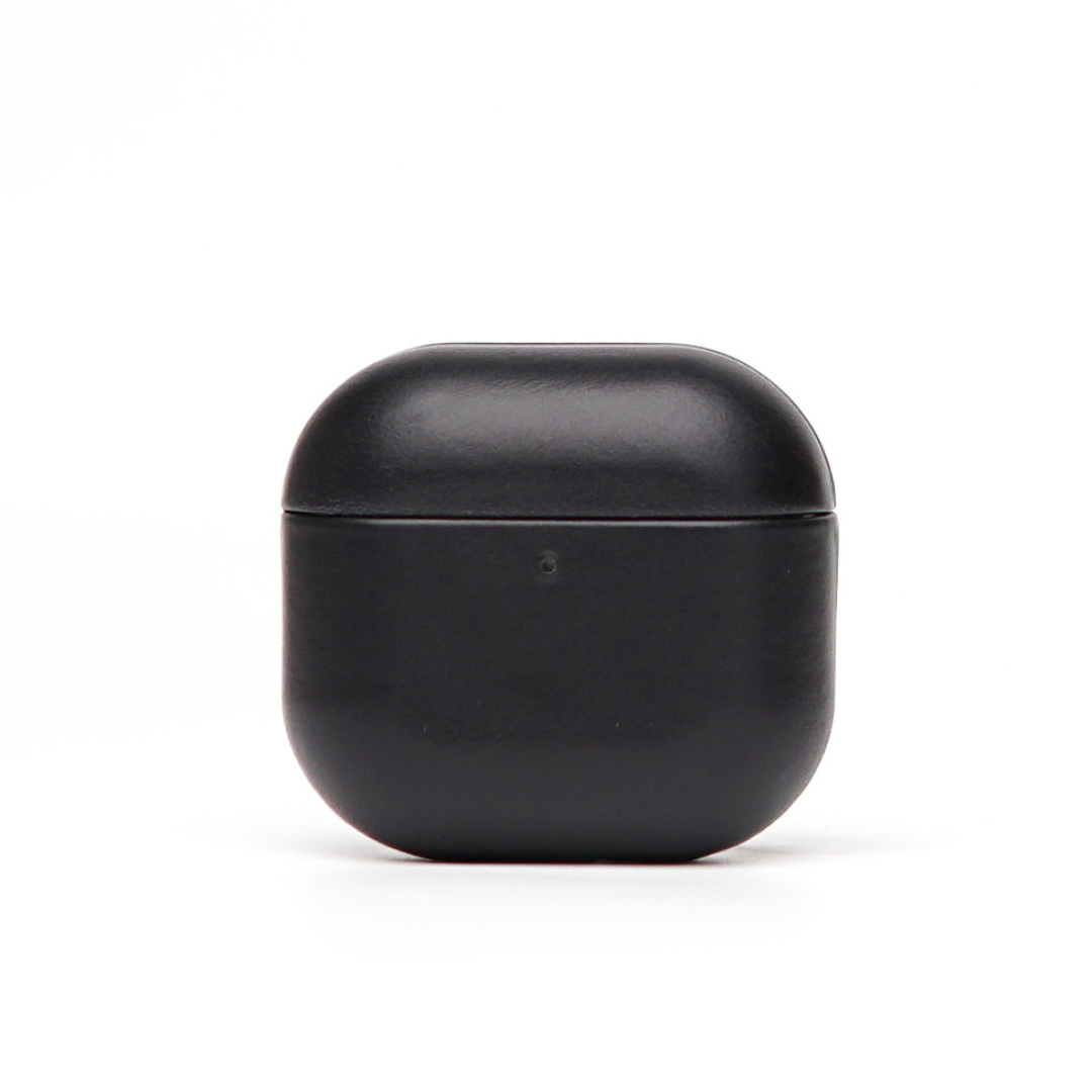 Leder Hülle für Airpods Schwarz auf weißem Hintergrund