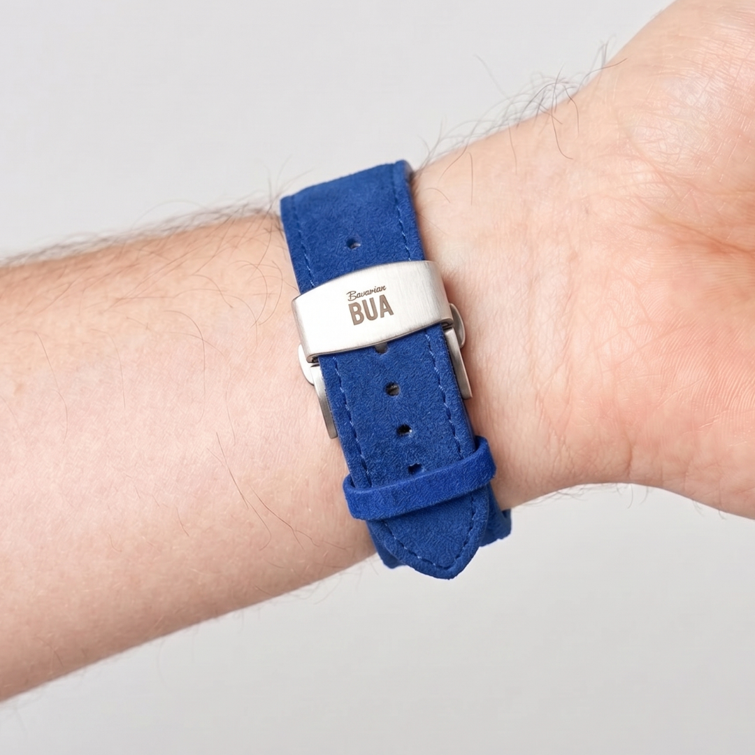 Edelstahl-Faltschließe von Bavarian Bua an einem blauen Alcantara Armband am Handgelenk