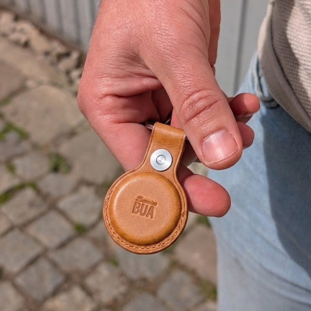Braune Leder Hülle für AirTag in der Hand