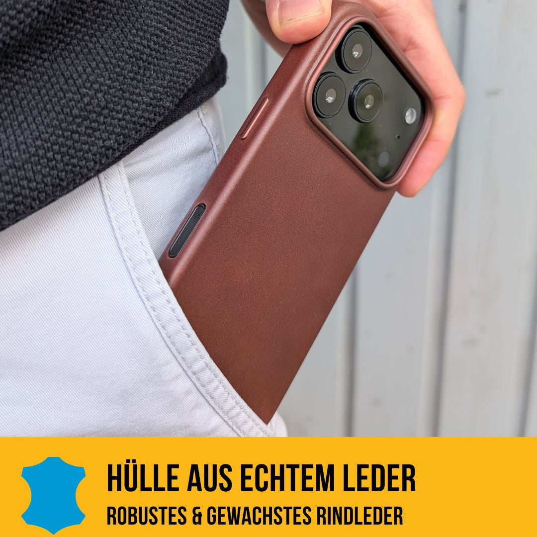 Braune iPhone 17 Leder-Hülle mit MagSafe in Action