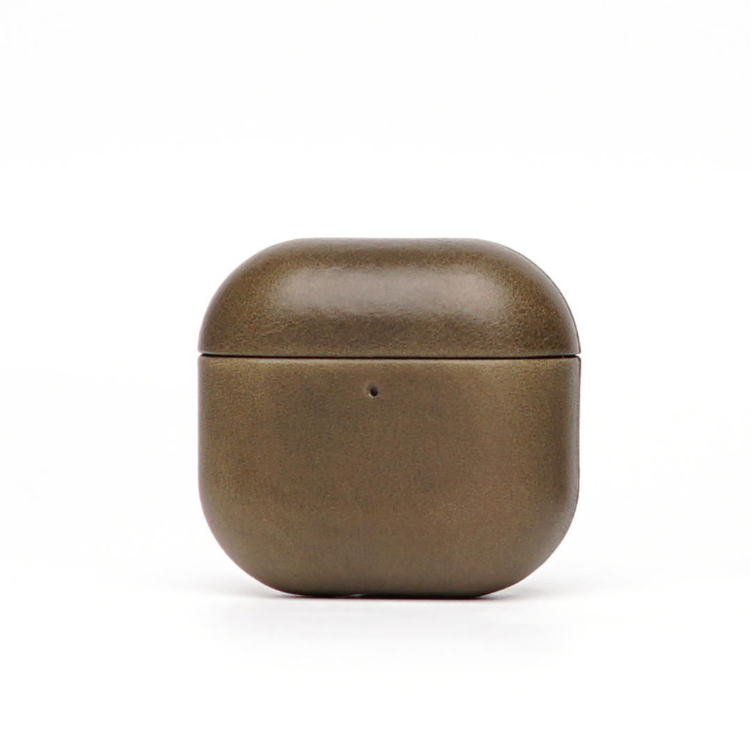 Leder Hülle für Airpods olive auf weißem Hintergrund