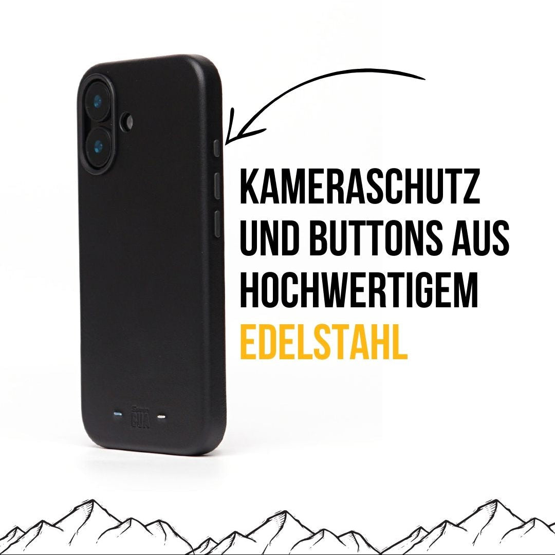 Schwarze iPhone 16 Hülle mit Kameraschutz und Buttons aus Edelstahl, dargestellt auf weißem Hintergrund.