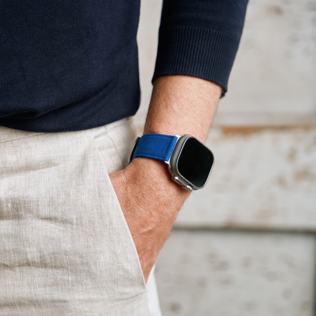Blaues Alcantara Armband für Apple Watch Ultra am Handgelenk getragen