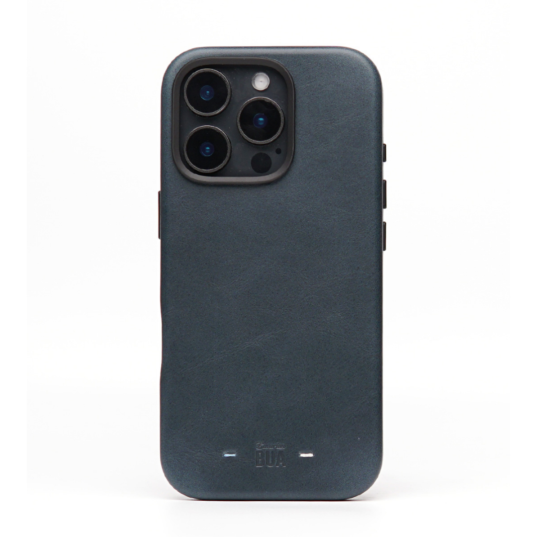 iPhone 16 Pro Max in dunkelblau, dargestellt auf weißem Hintergrund.