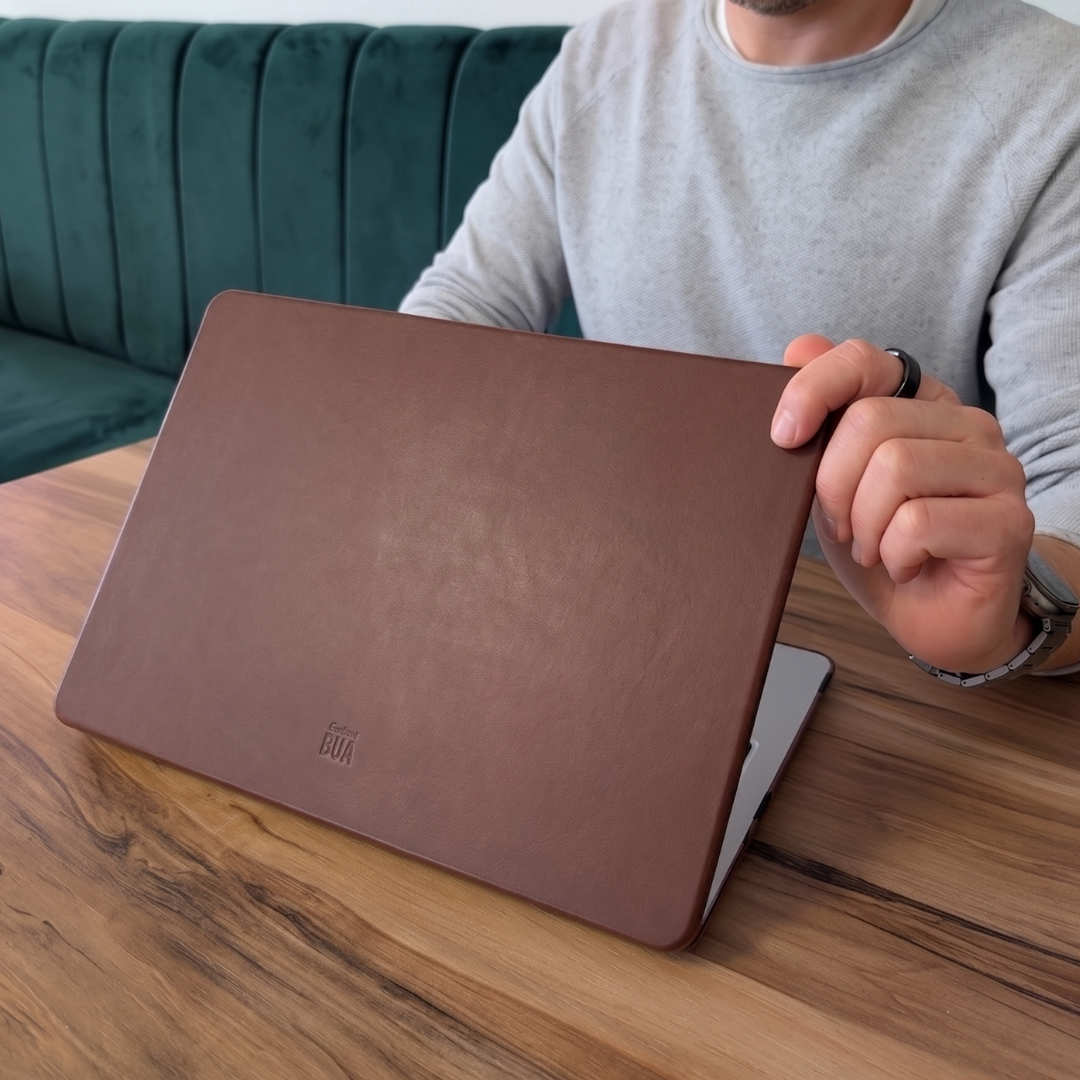 Macbook Leder Hülle auf einem Tisch
