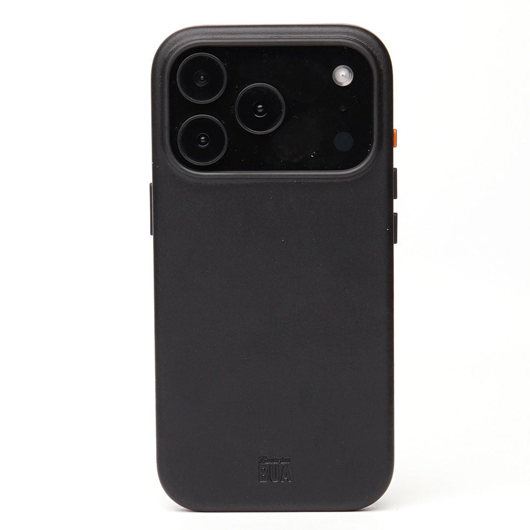 Schwarze iPhone 17 Leder-Hülle mit MagSafe auf weißem Hintergrund