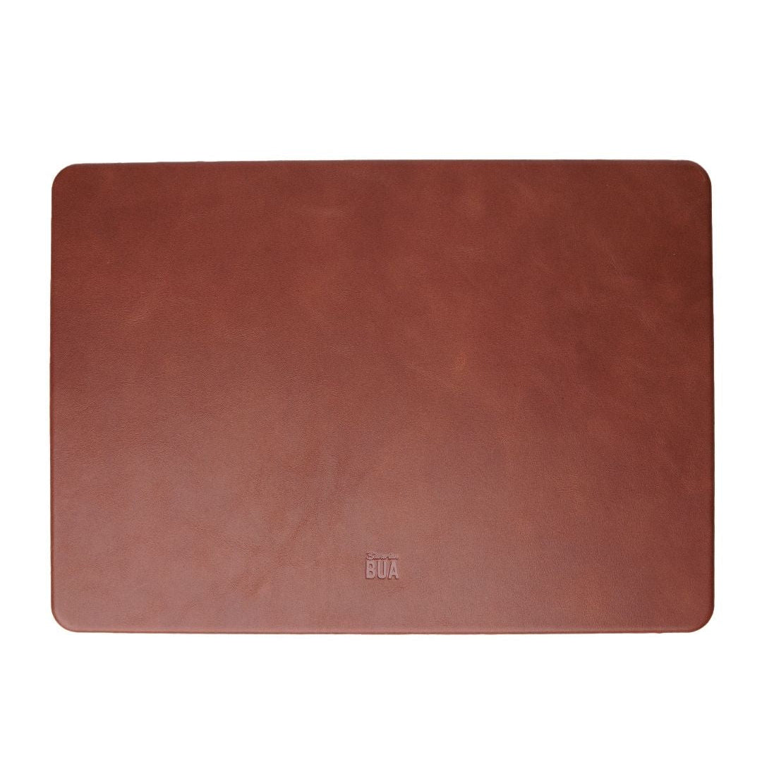 Macbook Leder Hülle auf weißem Hintergrund