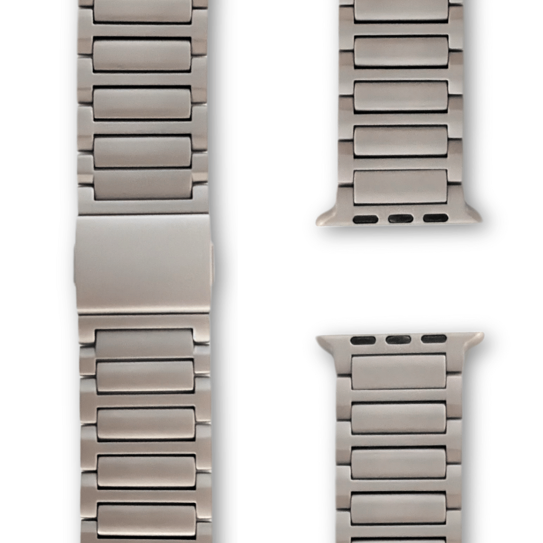 Silbernes Titanarmband mit Magnetverschluss für die Apple Watch Ultra, dargestellt auf weißem Hintergrund.