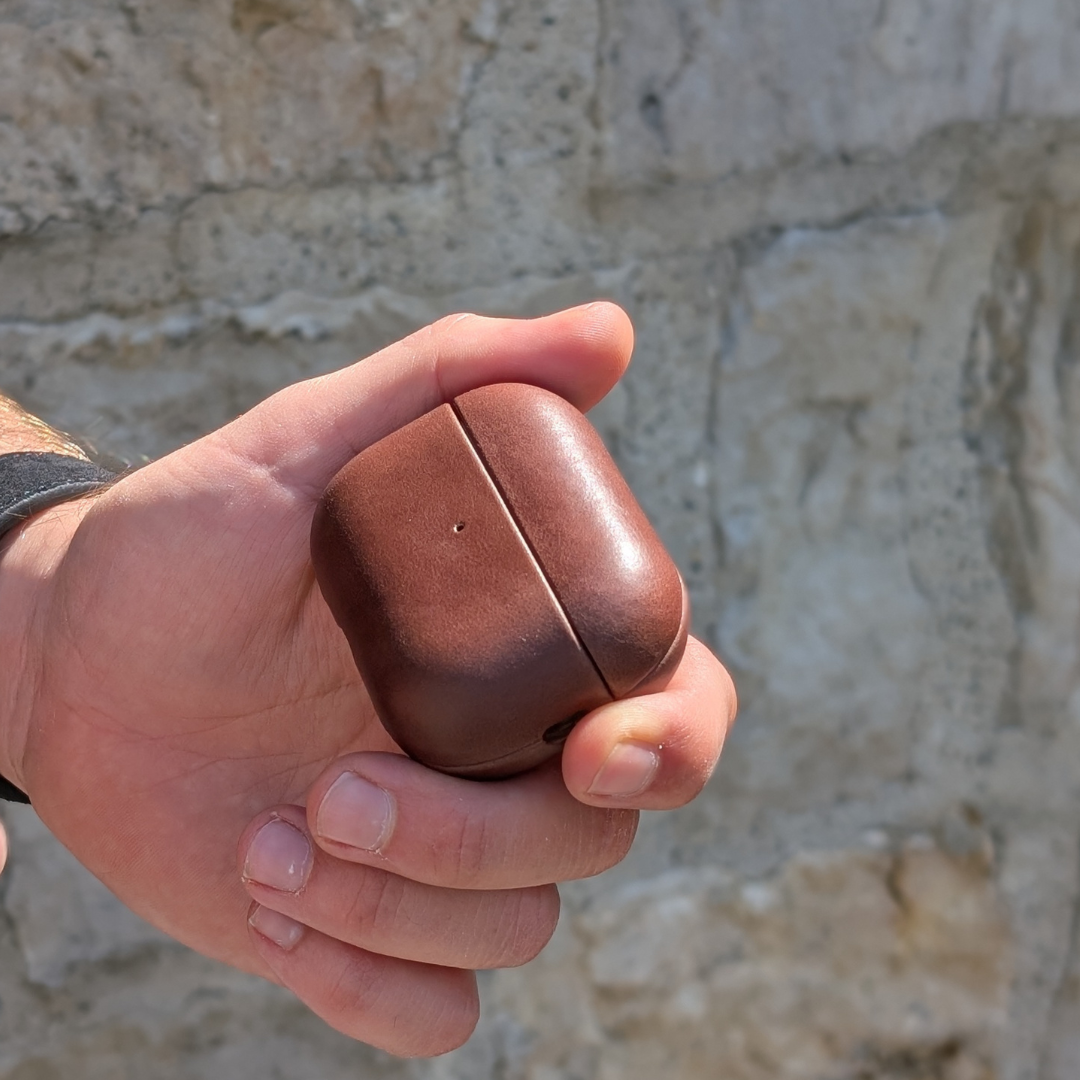 Leder Hülle für Airpods Pro Braun Leder in der Hand