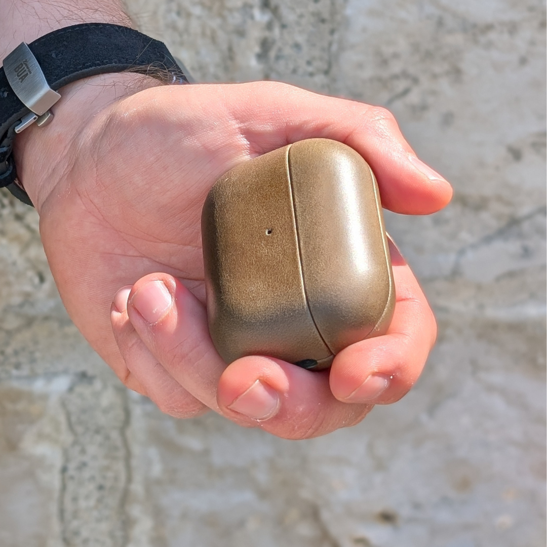 Leder Hülle für Airpods Pro Olive Leder auf weißem Hintergrund