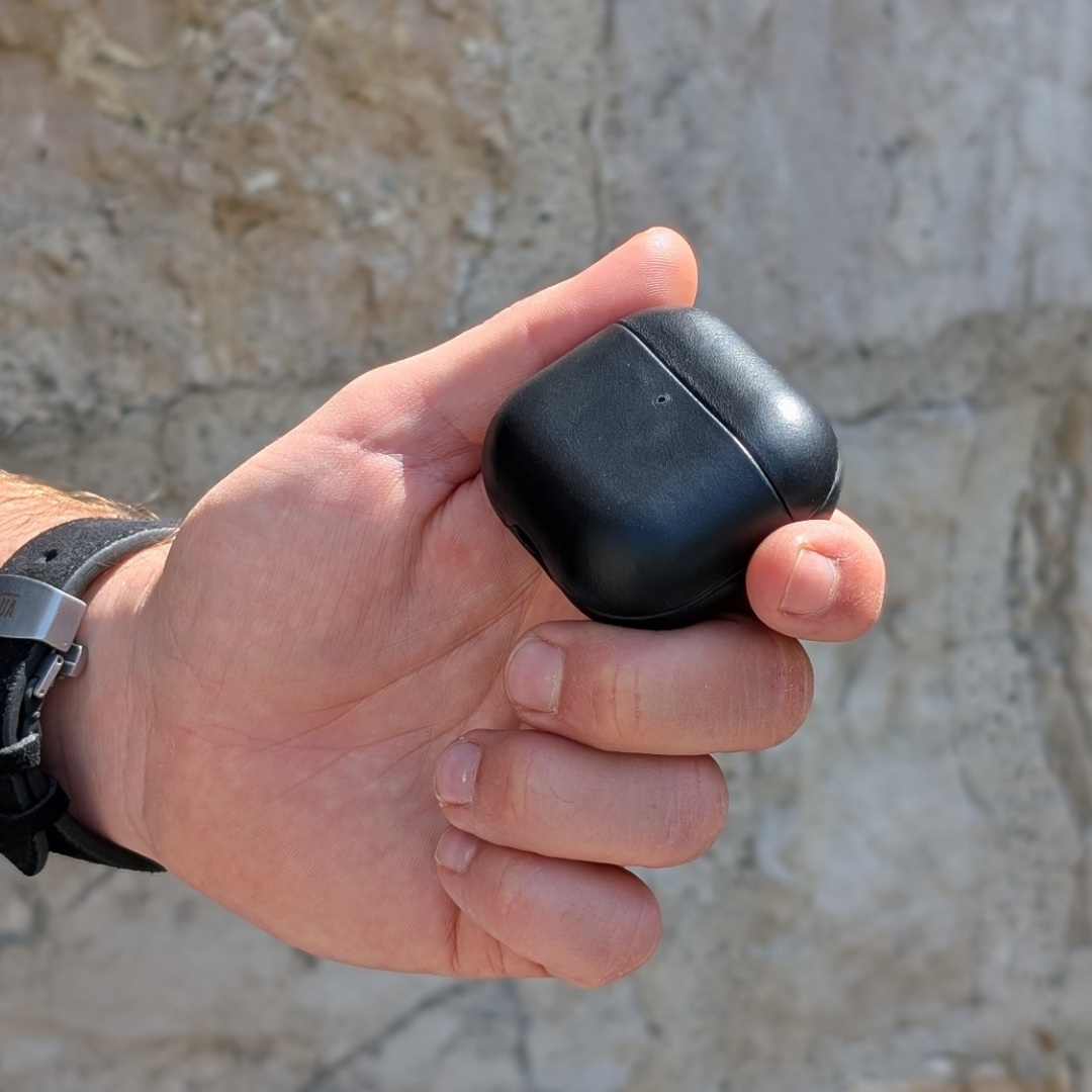 Leder Hülle für Airpods Schwarz Leder in der Hand