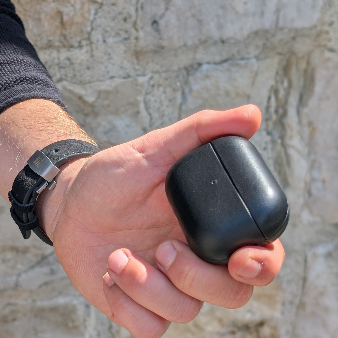 Airpods Pro Schwarz in der Hand