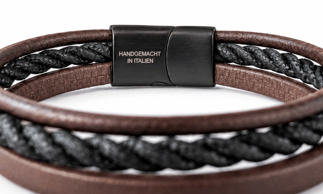 Detail des Lederarmbands Trio in Braun-Schwarz mit der Gravur Handgemacht in Italien auf dem schwarzen Verschluss.