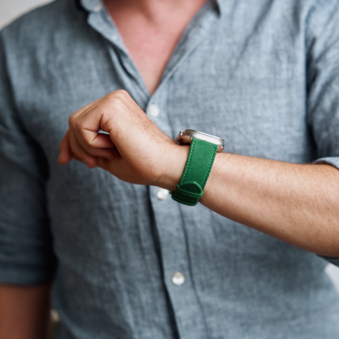 Grünes Alcantara Armband für Apple Watch Ultra am Handgelenk getragen