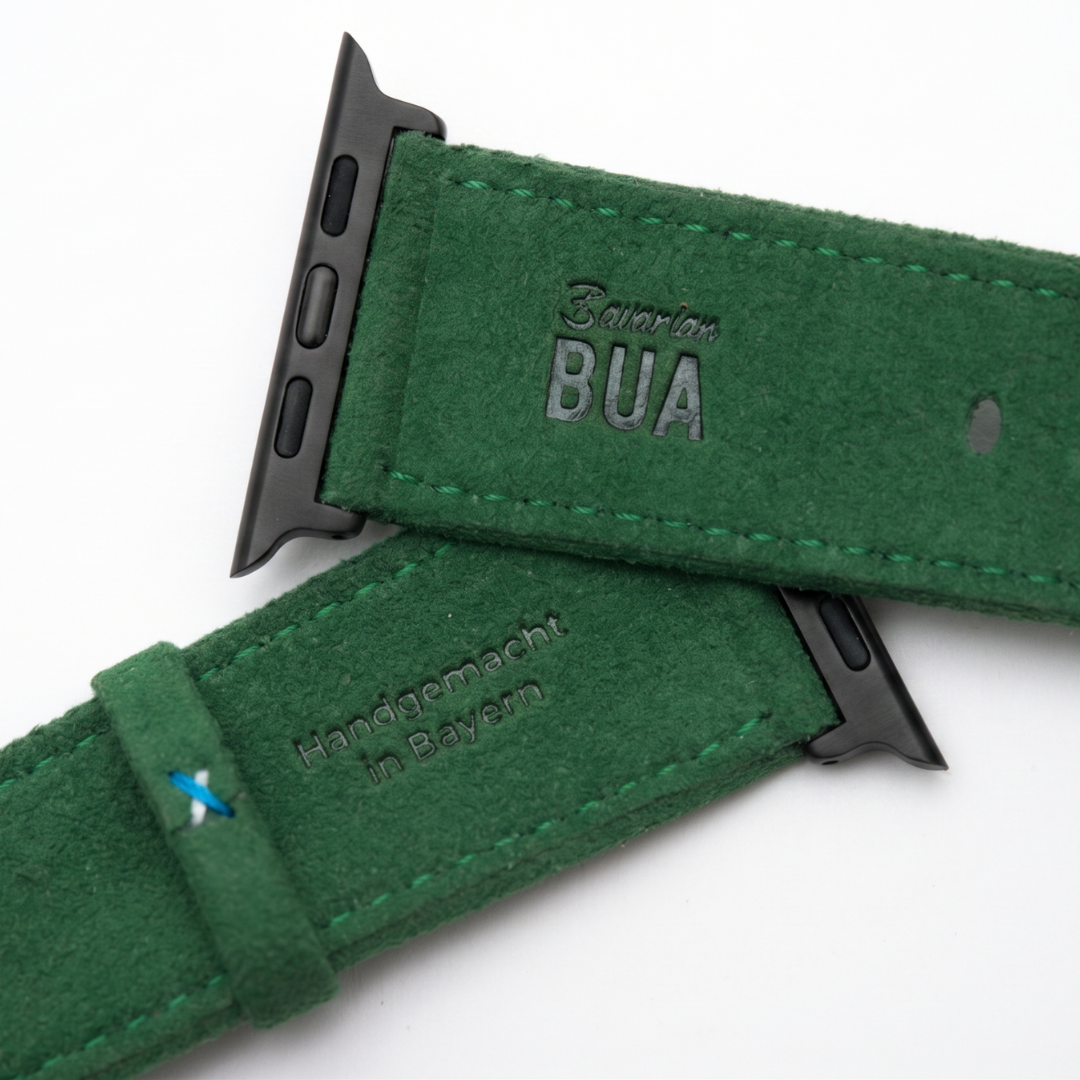 Grünes Alcantara Armband für Apple Watch Ultra mit Bavarian Bua Logo und handgemachter Prägung aus Bayern