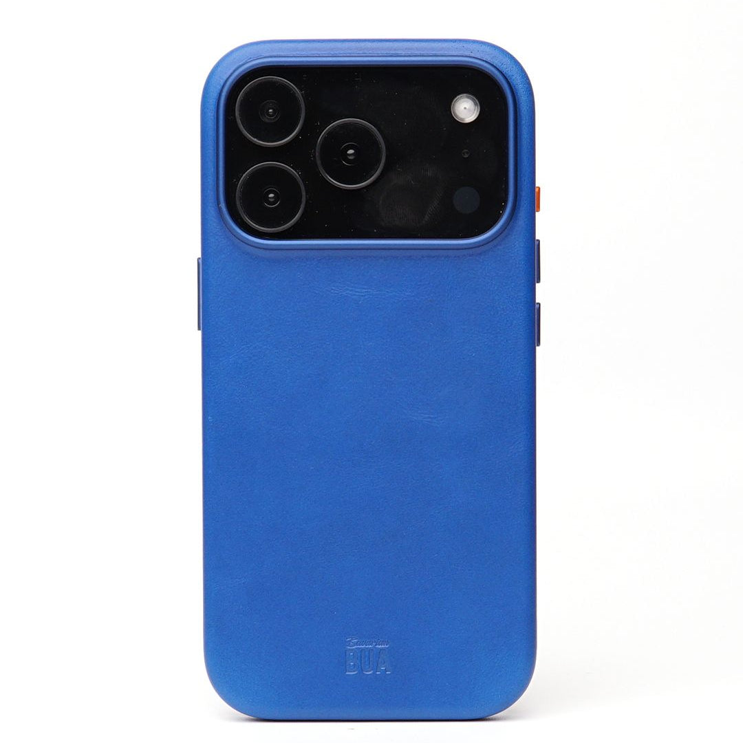 Blaue iPhone 17 Leder-Hülle mit MagSafe auf weißem Hintergrund