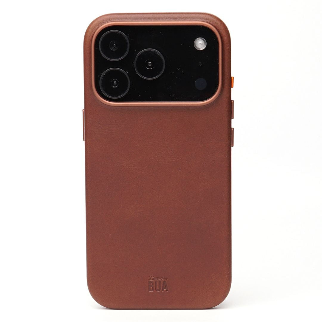 Braune iPhone 17 Leder-Hülle mit MagSafe auf weißem Hintergrund