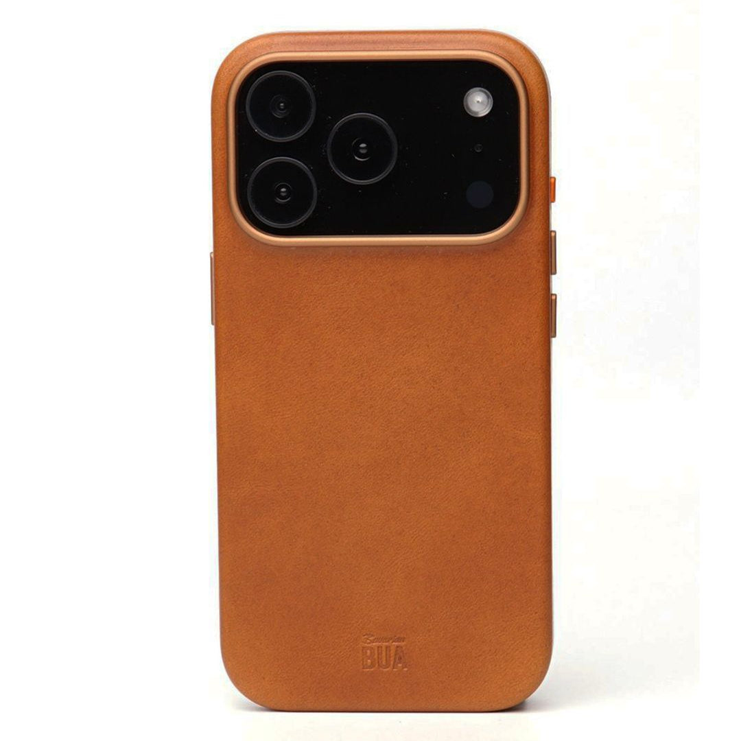 hellbraune iPhone 17 Pro Max Hülle dargestellt auf weißem Hintergrund.