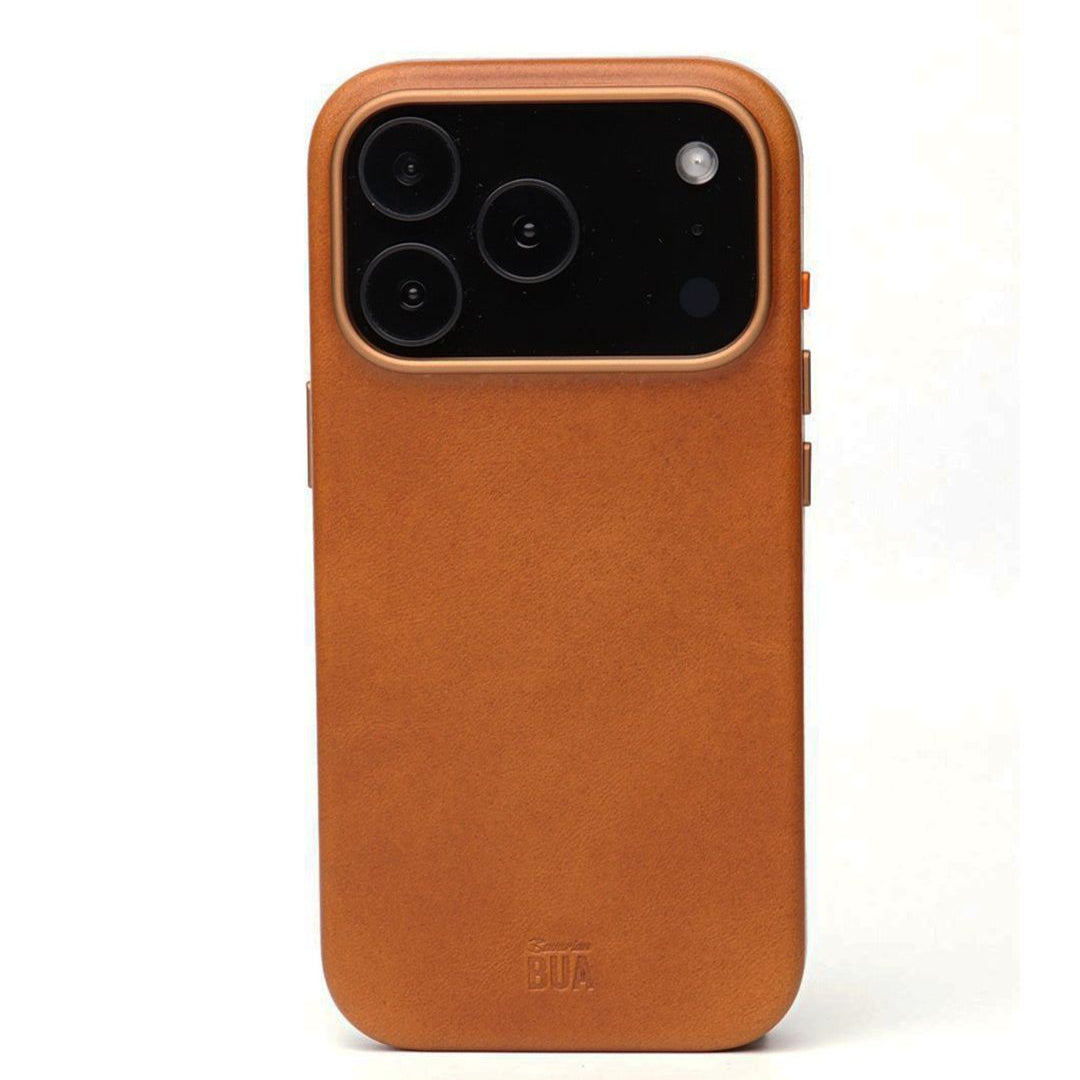 Hellbraune iPhone 17 Leder-Hülle mit MagSafe auf weißem Hintergrund