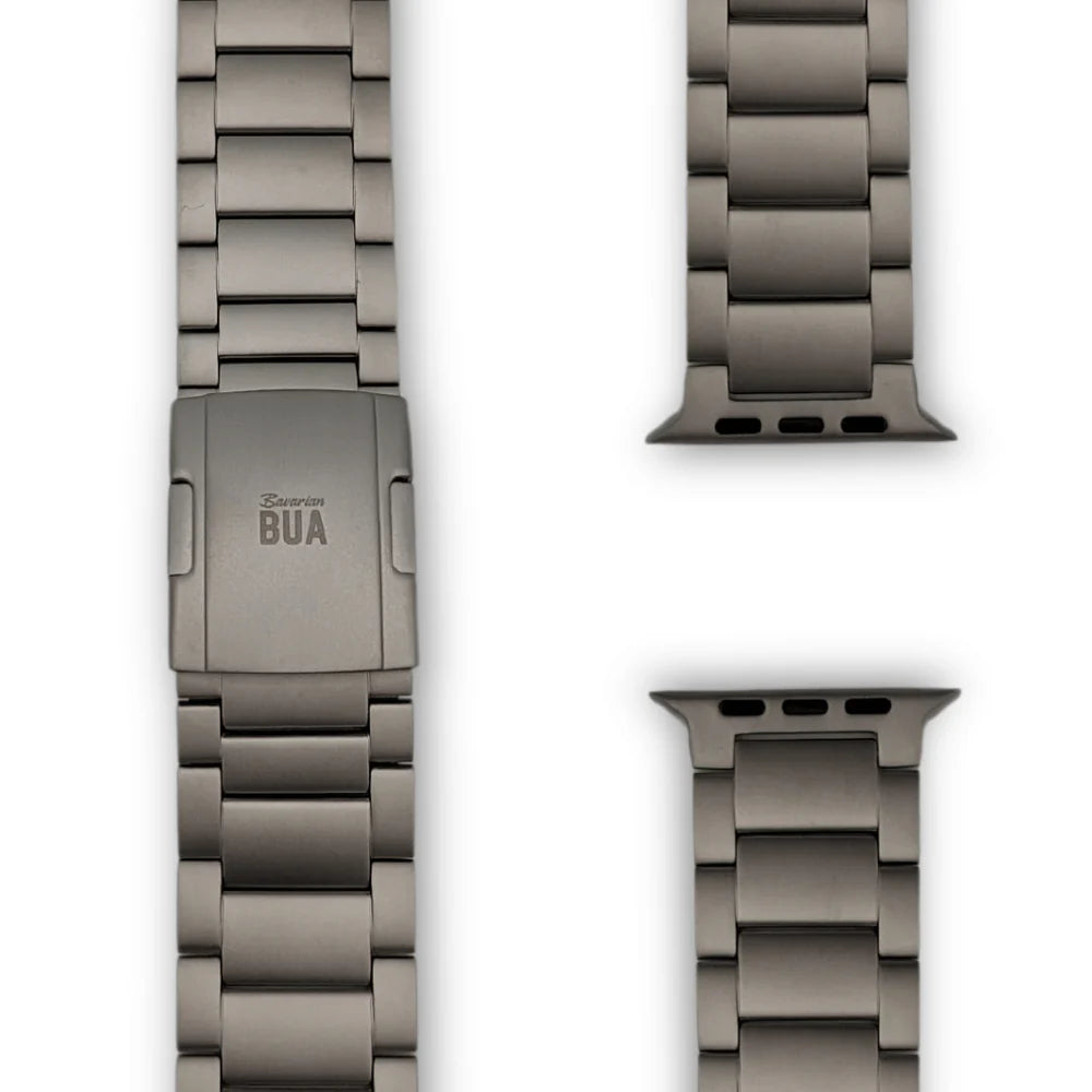 Titanarmband für die Apple Watch Ultra in SIlber, dargestellt auf weißem Hintegrund.