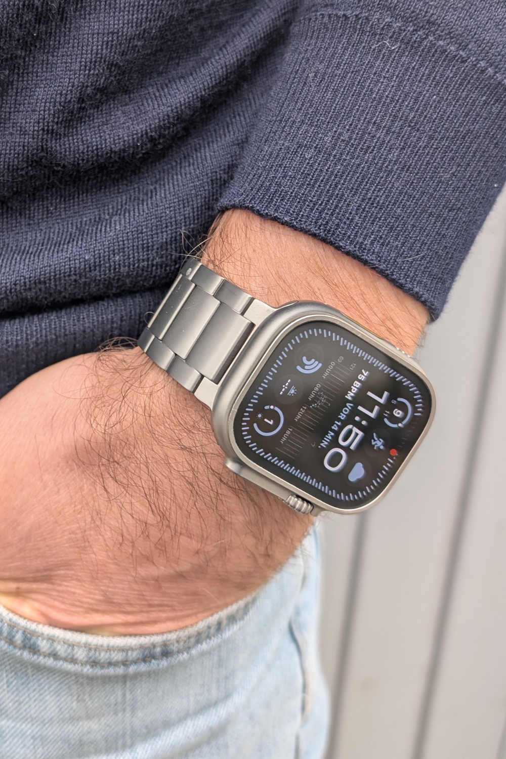 Titanarmband für die Apple Watch Ultra, dargestellt am Handgelenk.