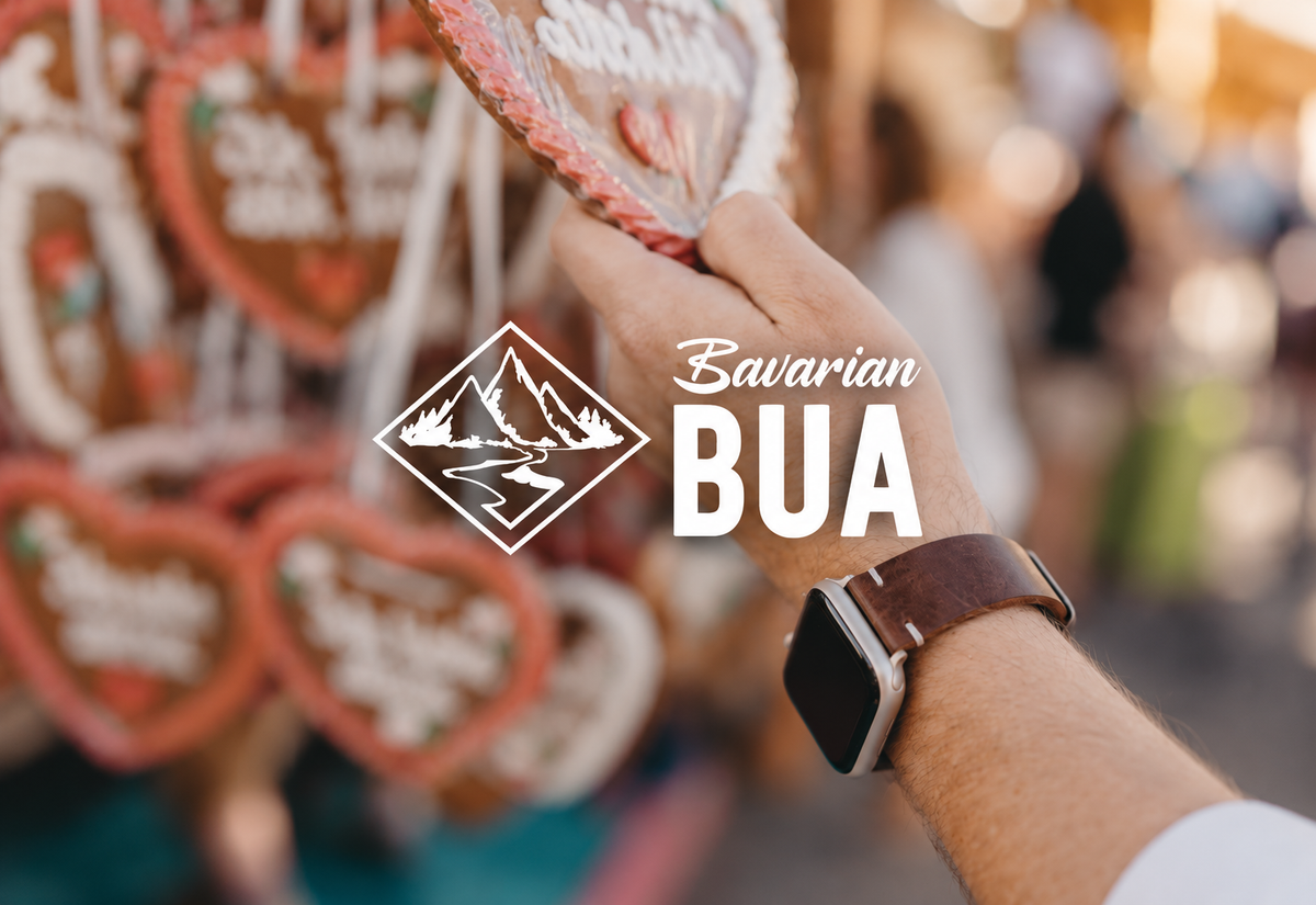 Braunes Lederarmband für Apple Watch am Handgelenk vor einem Lebkuchenstand, mit weißem Bavarian-BUA-Logo