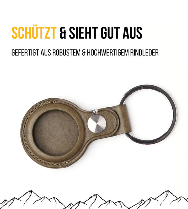 Airtag Hülle in olivenLeder, dargestellt auf weißem Hintergrund.