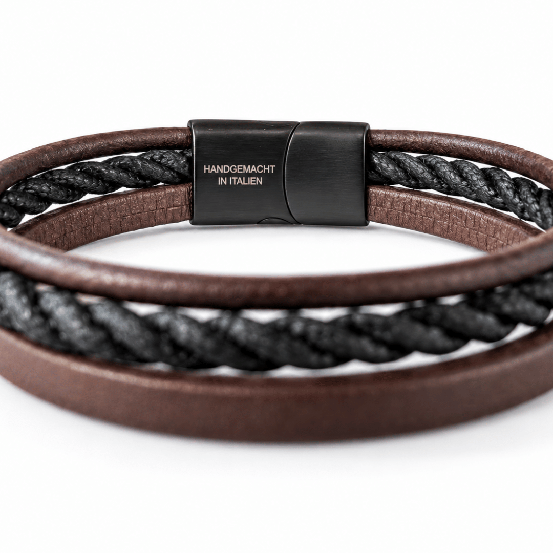 Detail des Bavarian BUA Armbands Trio in Braun-Schwarz: schwarze Schließe mit der Gravur „HANDGEMACHT IN ITALIEN“.