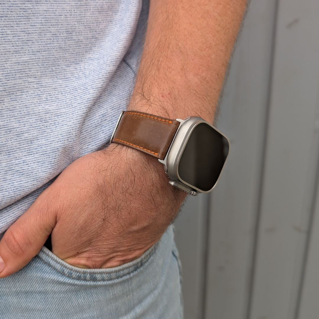 Braunes Shell Cordovan Band Apple Watch Ultra am Handgelenk
