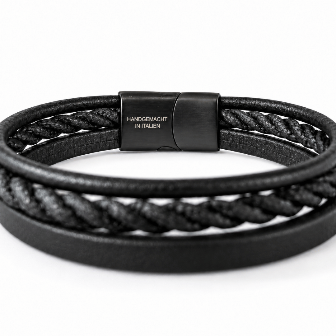 Detail des Bavarian BUA Armbands Trio in Schwarz: schwarze Schließe mit der Gravur „HANDGEMACHT IN ITALIEN“.
