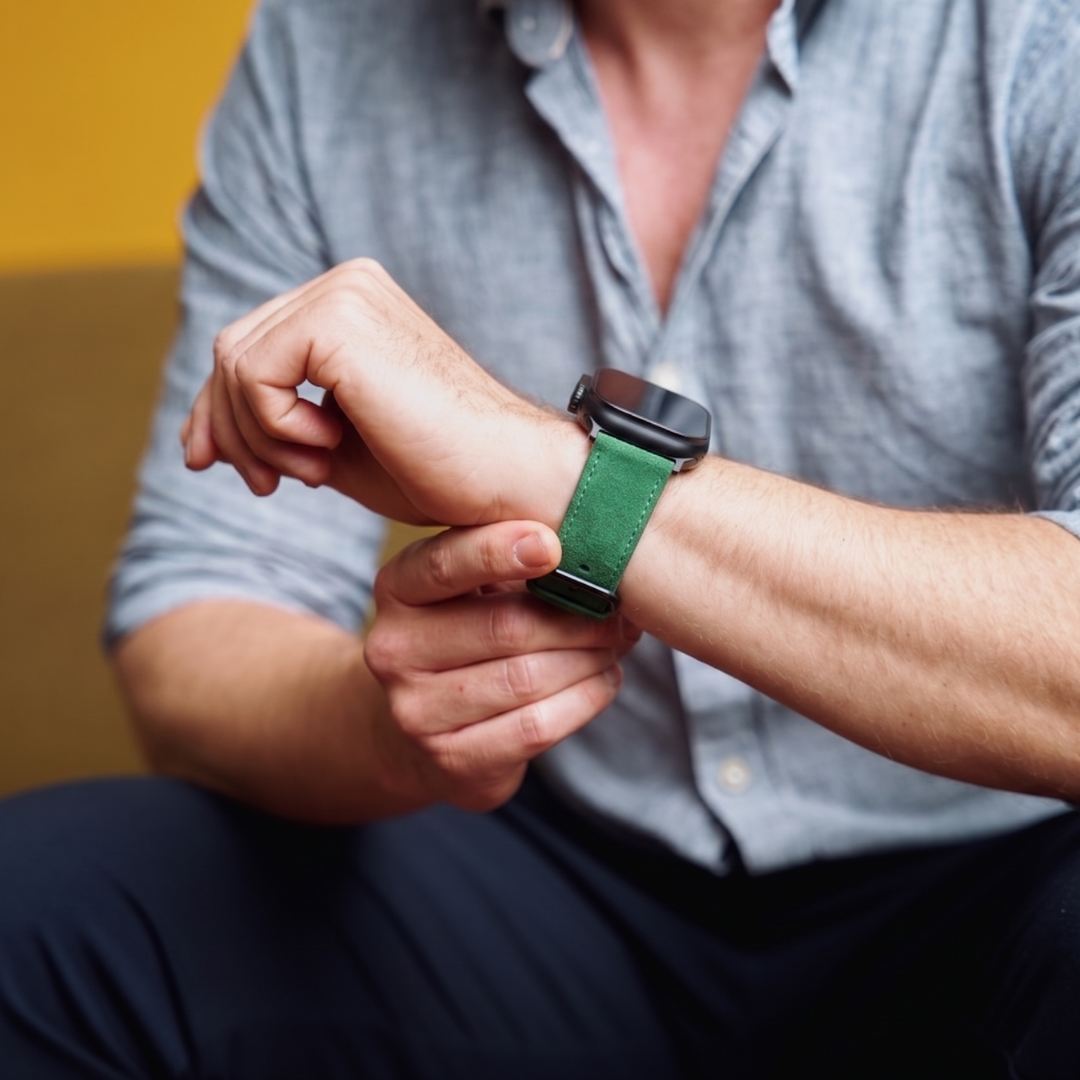 Grünes Alcantara Armband für Apple Watch Ultra am Handgelenk getragen