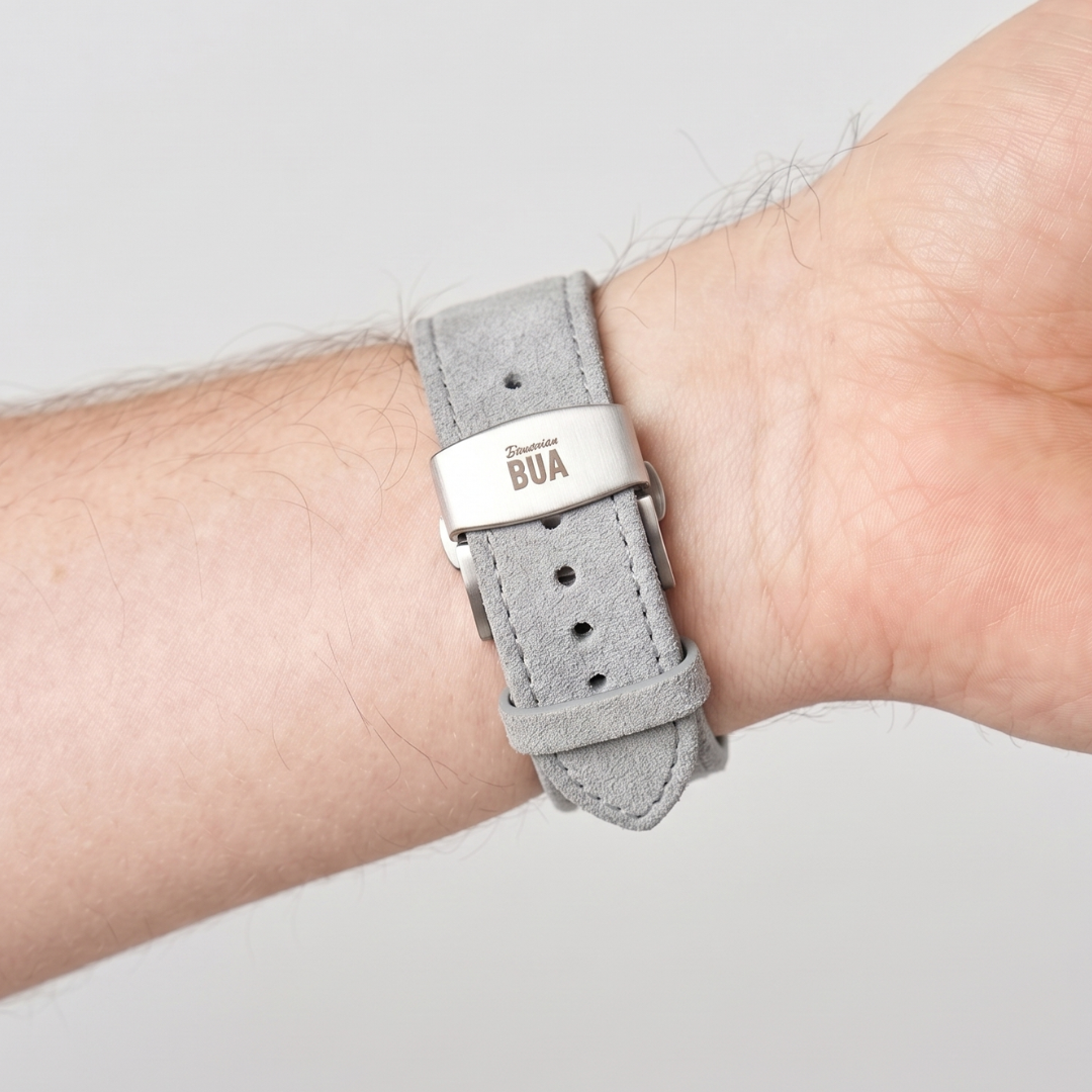Edelstahl-Faltschließe von Bavarian Bua an einem Alcantara Armband am Handgelenk