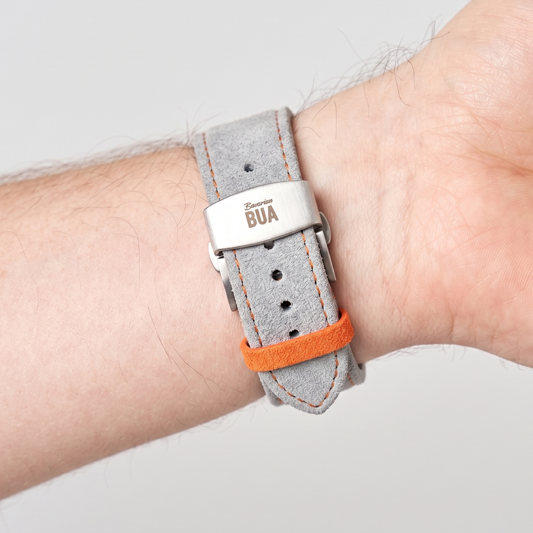 Edelstahl-Faltschließe von Bavarian Bua an einem Alcantara Armband am Handgelenk