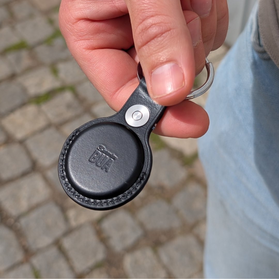Schwarze Leder Hülle für AirTag in der Hand