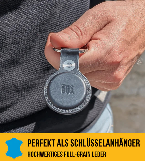 Airtag Hülle in blauen Leder, dargestellt in der Hand.