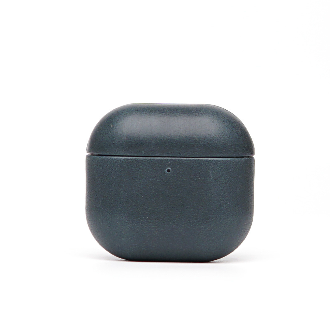 Leder Hülle für Airpods Blau auf weißem Hintergrund