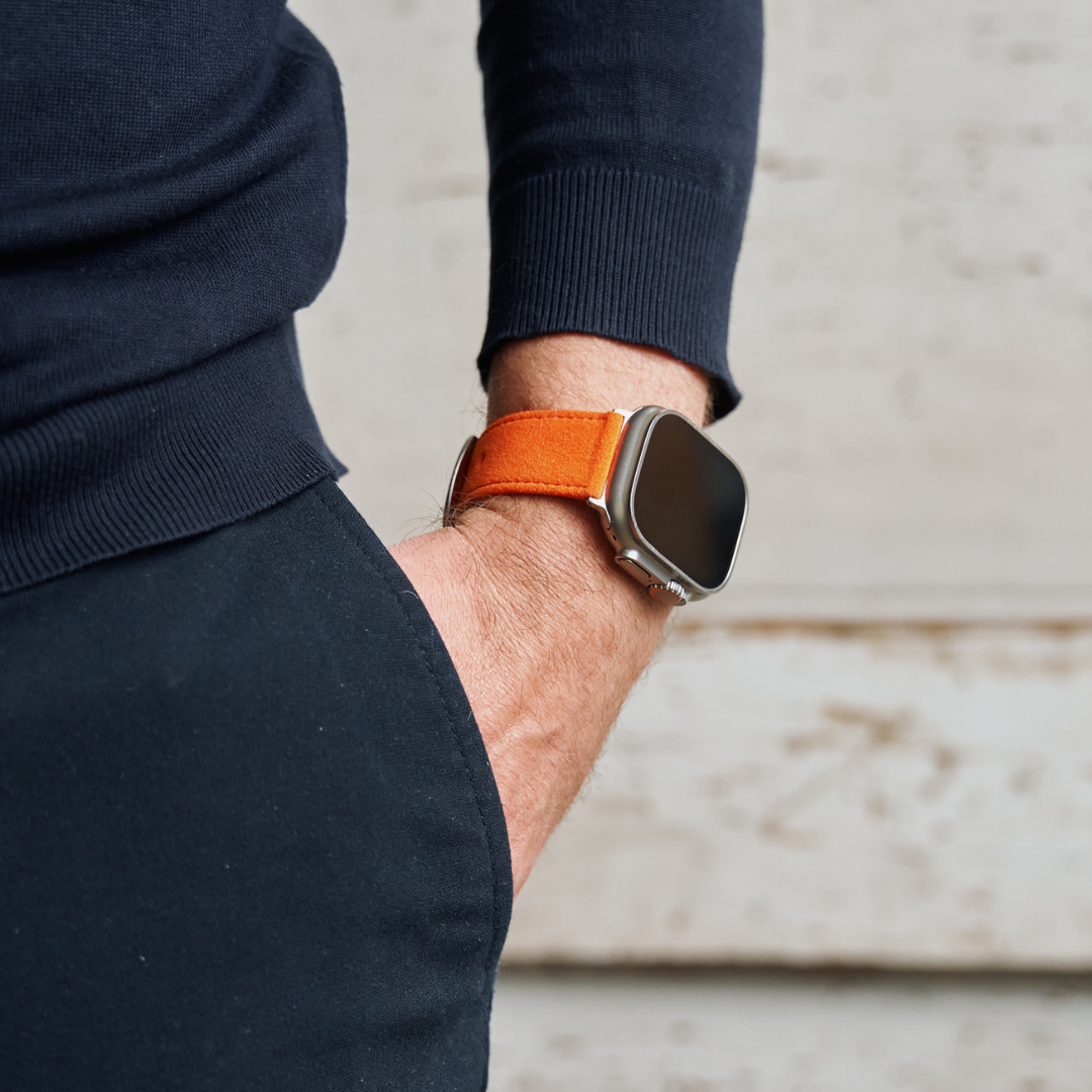 Oranges Alcantara Armband für Apple Watch Ultra am Handgelenk getragen