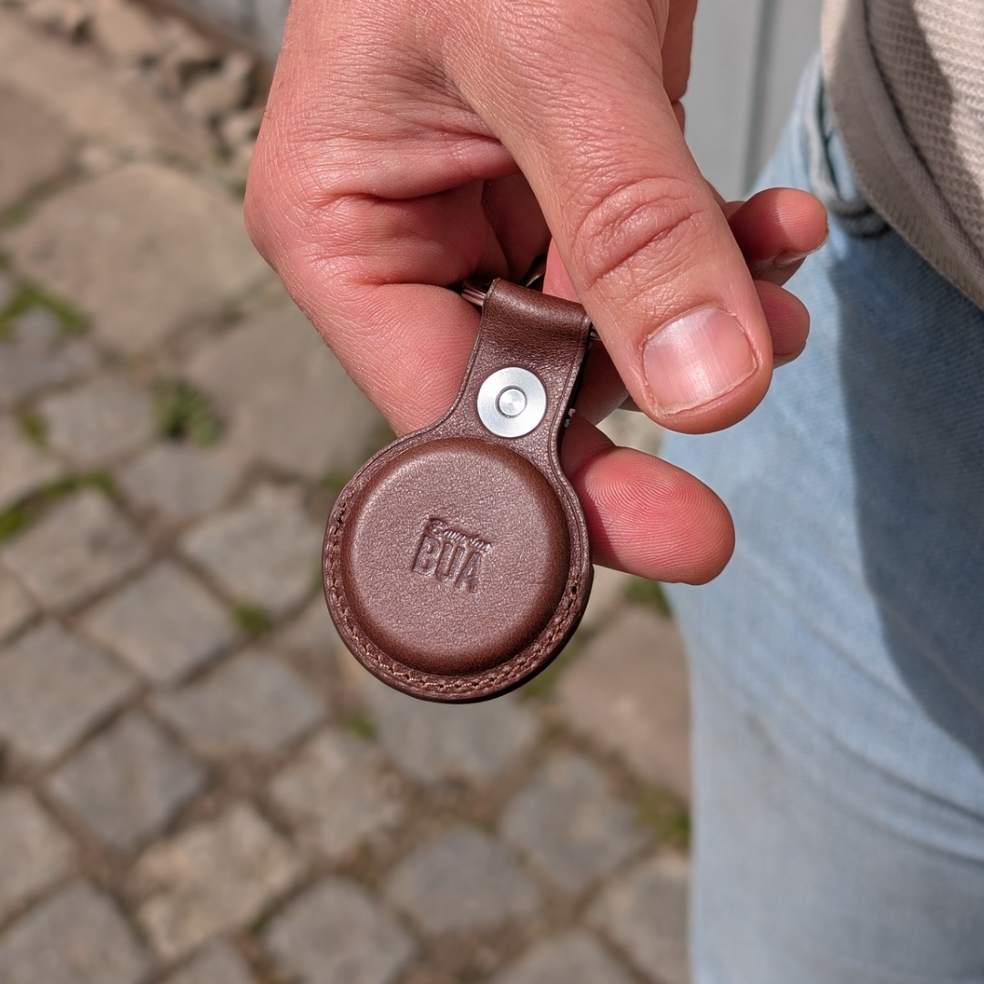 Braune Leder Hülle für AirTag in der Hand